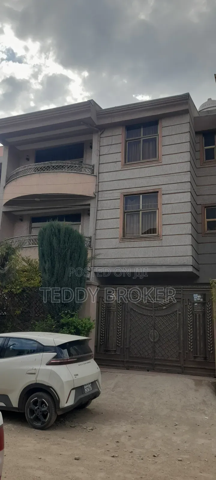 5bdrm House in Hayat, Yeka for sale