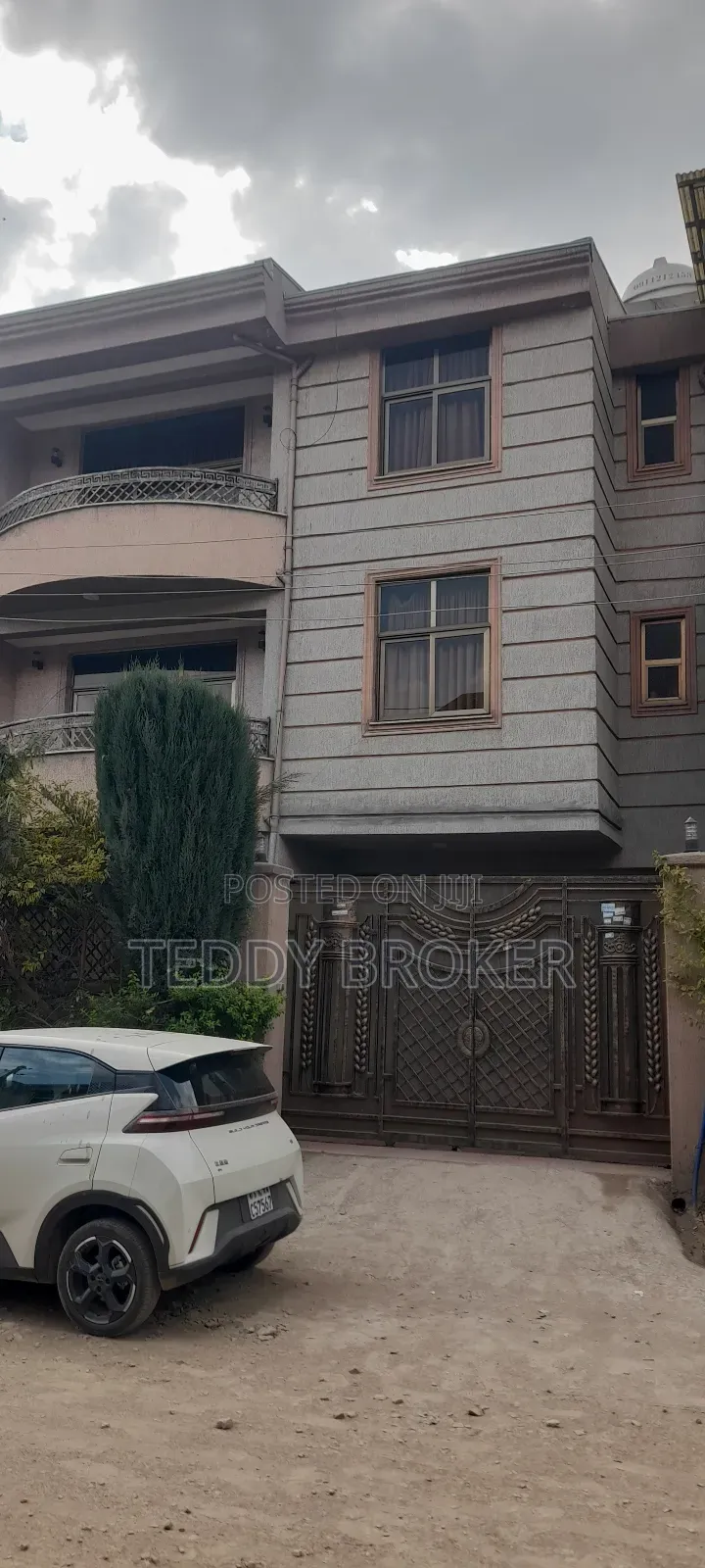 5bdrm House in Hayat, Yeka for sale