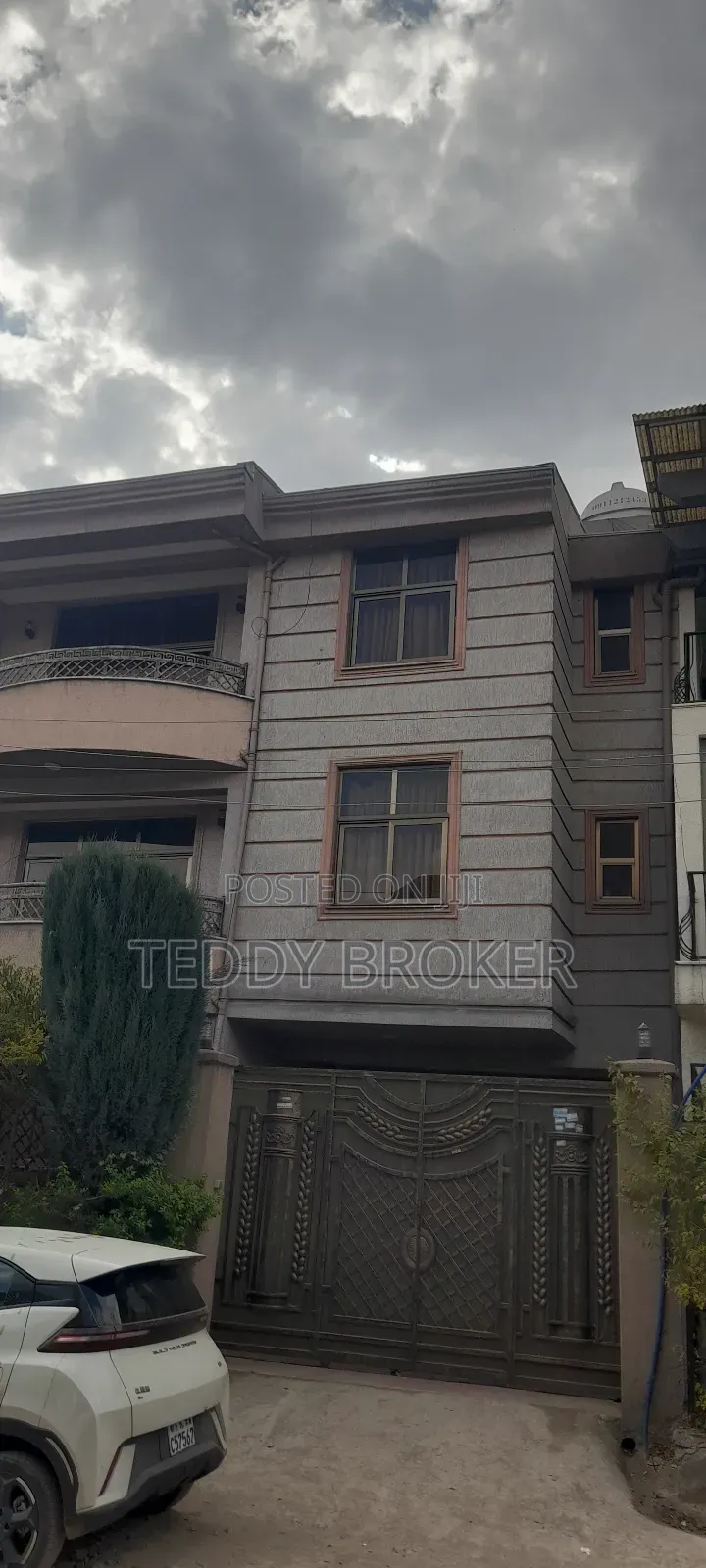 5bdrm House in Hayat, Yeka for sale