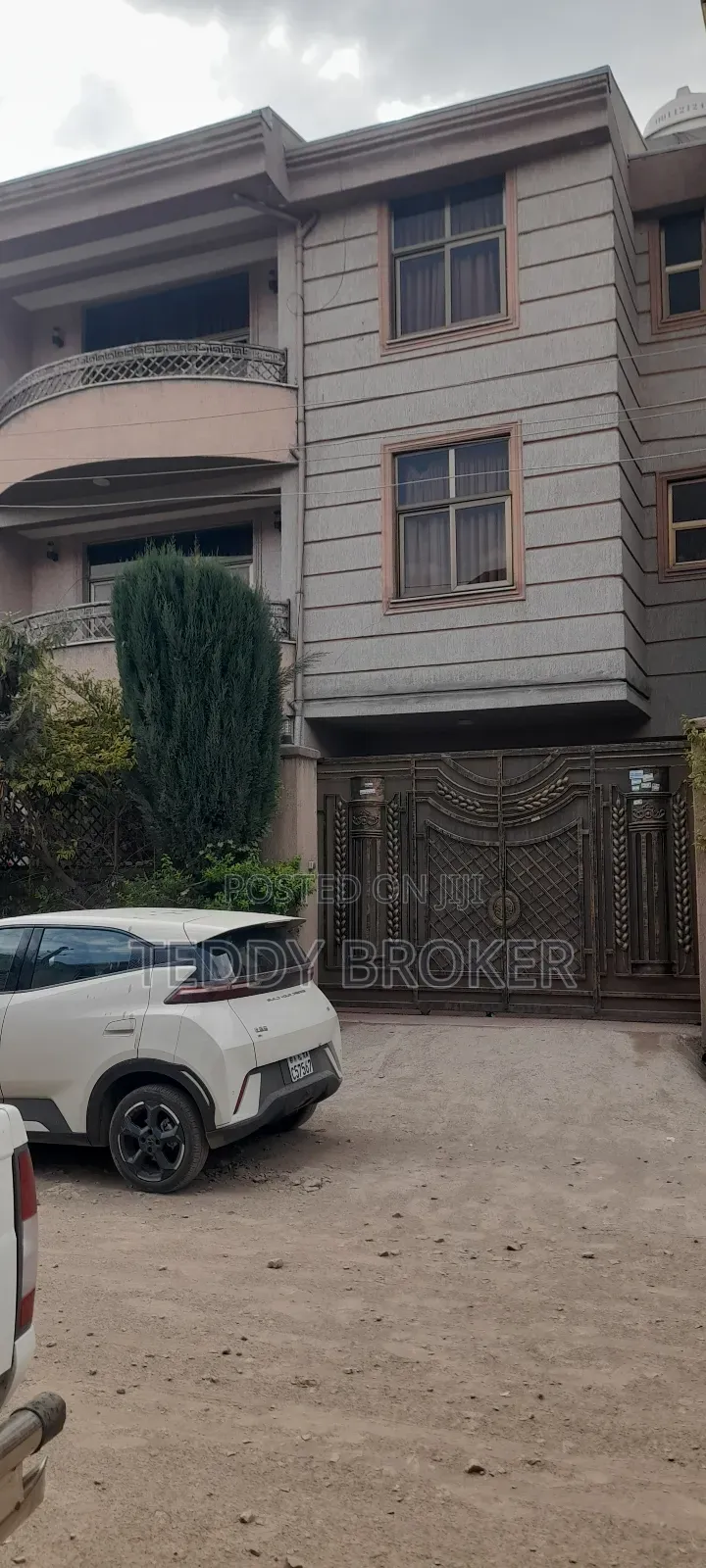 5bdrm House in Hayat, Yeka for sale
