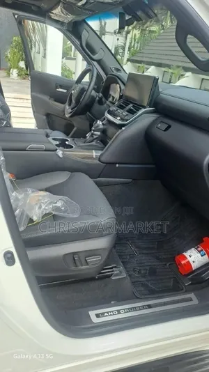 Toyota Land Cruiser LC300 2023 White