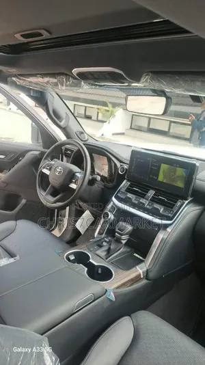 Toyota Land Cruiser LC300 2023 White