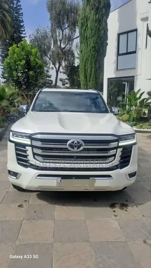 Toyota Land Cruiser LC300 2023 White