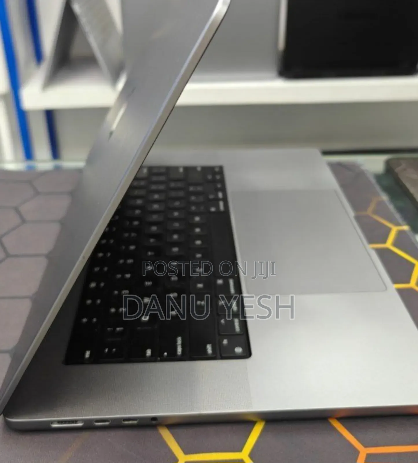 New Laptop Apple MacBook Pro 16GB Apple M1 SSD 512GB