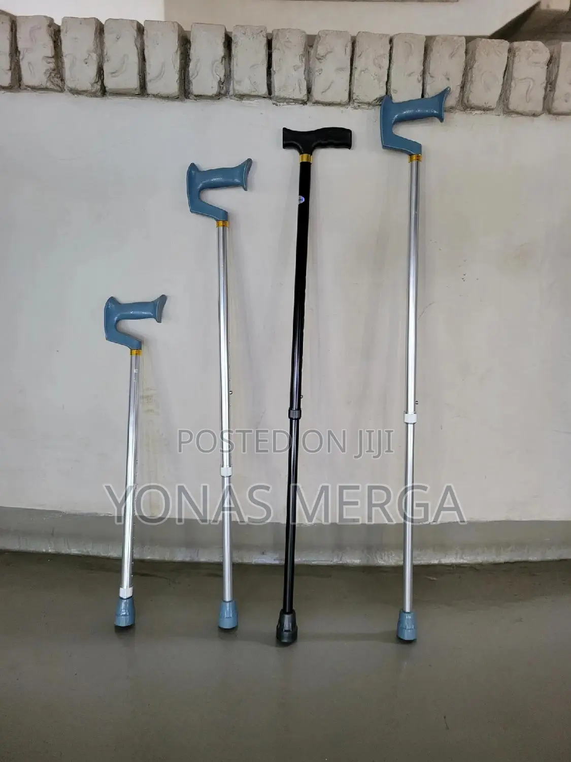 Rubber Base Walking Stick𦬅嗣scratches on the Tip of the Stick.