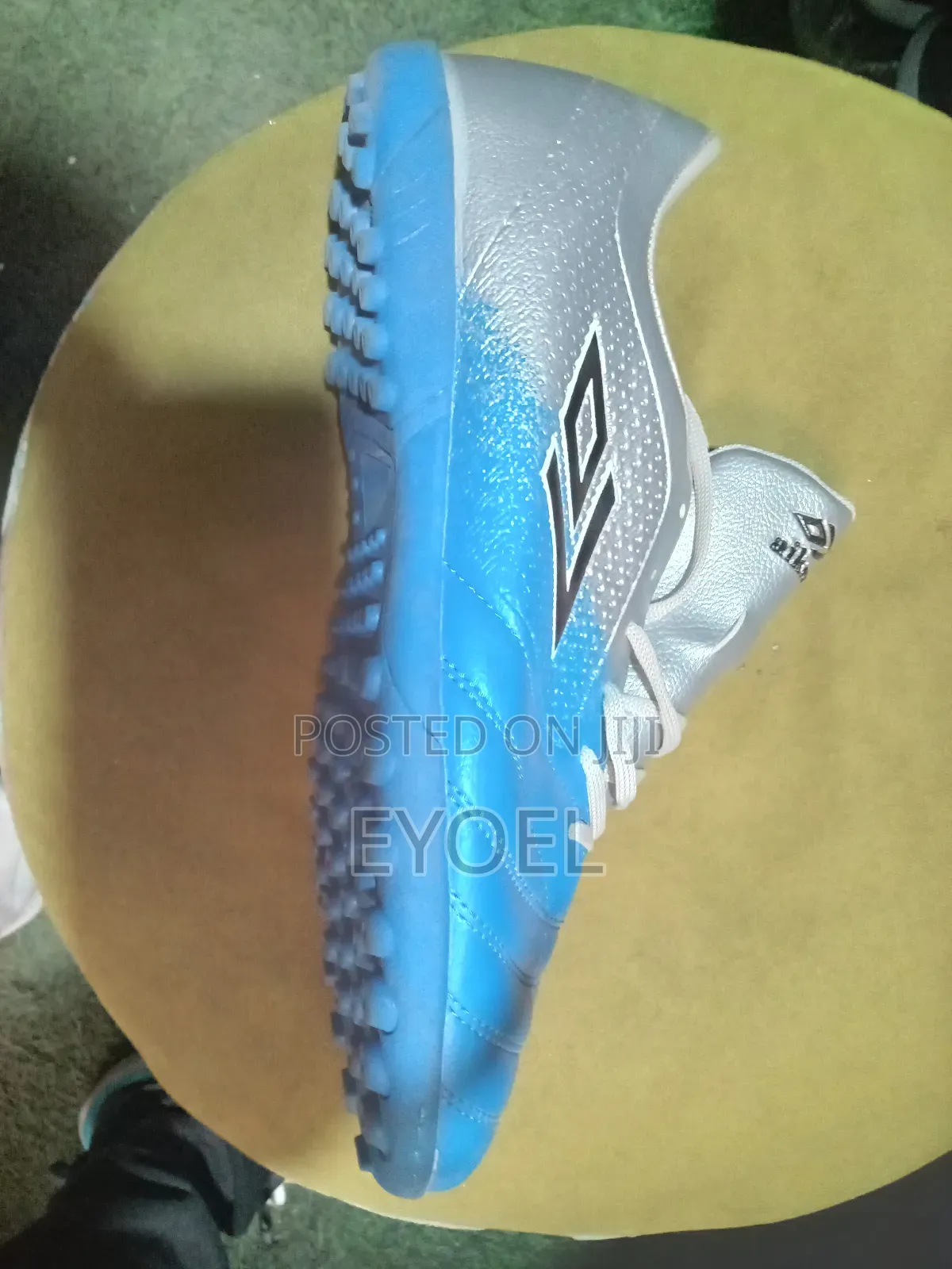 እግር ኳስ መጫወቻ ጫማ