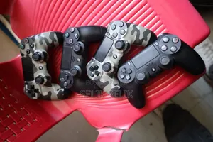 ፕሌይስቴሽን 4 ጆይስቲኮች