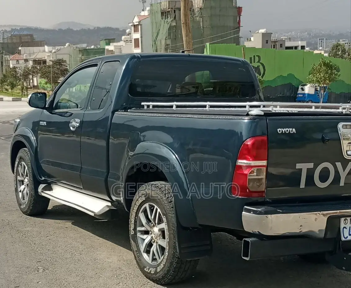 Toyota Hilux 2014 Gray