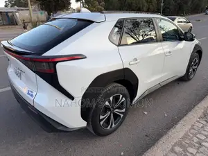 Toyota bZ4X 71.4 kWh FWD 2023 White