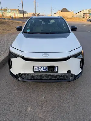 Toyota bZ4X 71.4 kWh FWD 2023 White