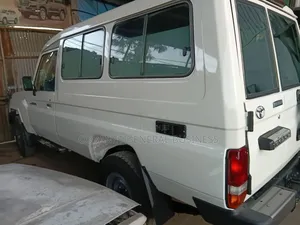 Toyota Land Cruiser 2013 White