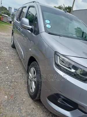 Toyota Voxy 2021 Silver