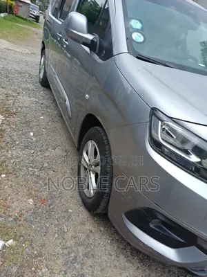 Toyota Voxy 2021 Silver