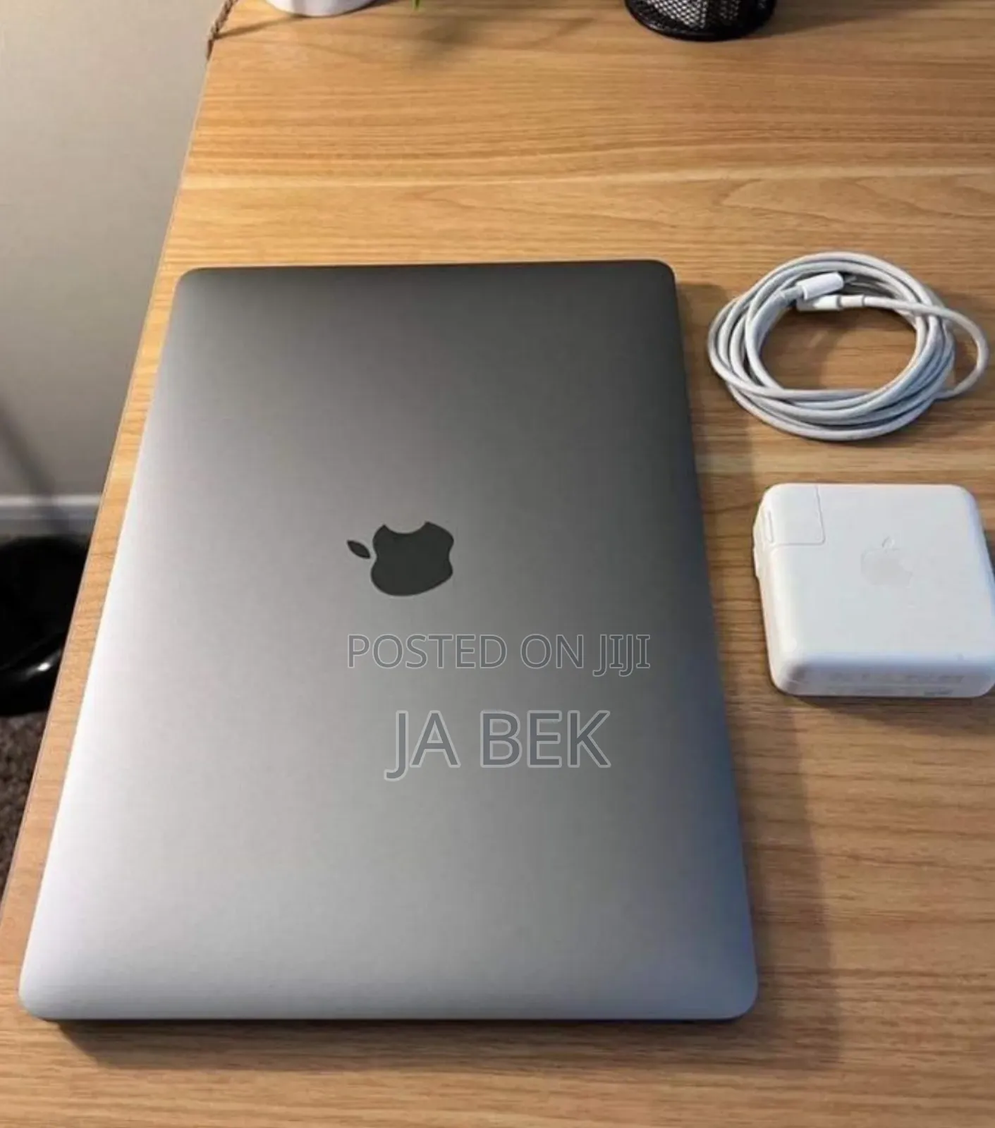 New Laptop Apple MacBook Pro M1 8GB Apple M1 Pro SSD 256GB