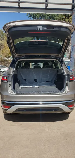 New Volkswagen ID.6 2024 Gold