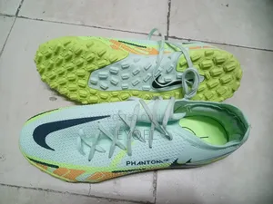 ምርጥ የእግር ኳስ መጫወቻ ጫማ።