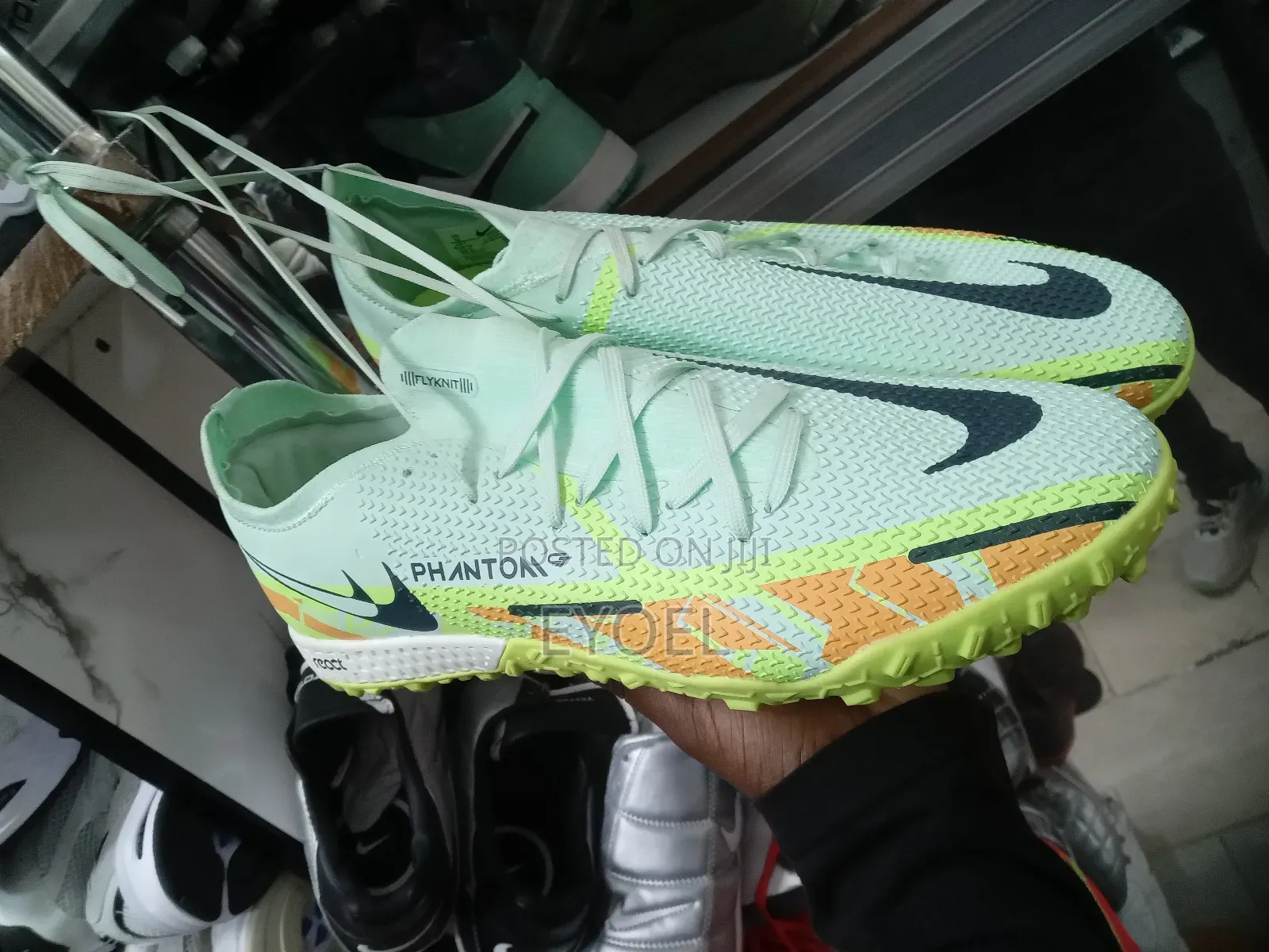 ምርጥ የእግር ኳስ መጫወቻ ጫማ።