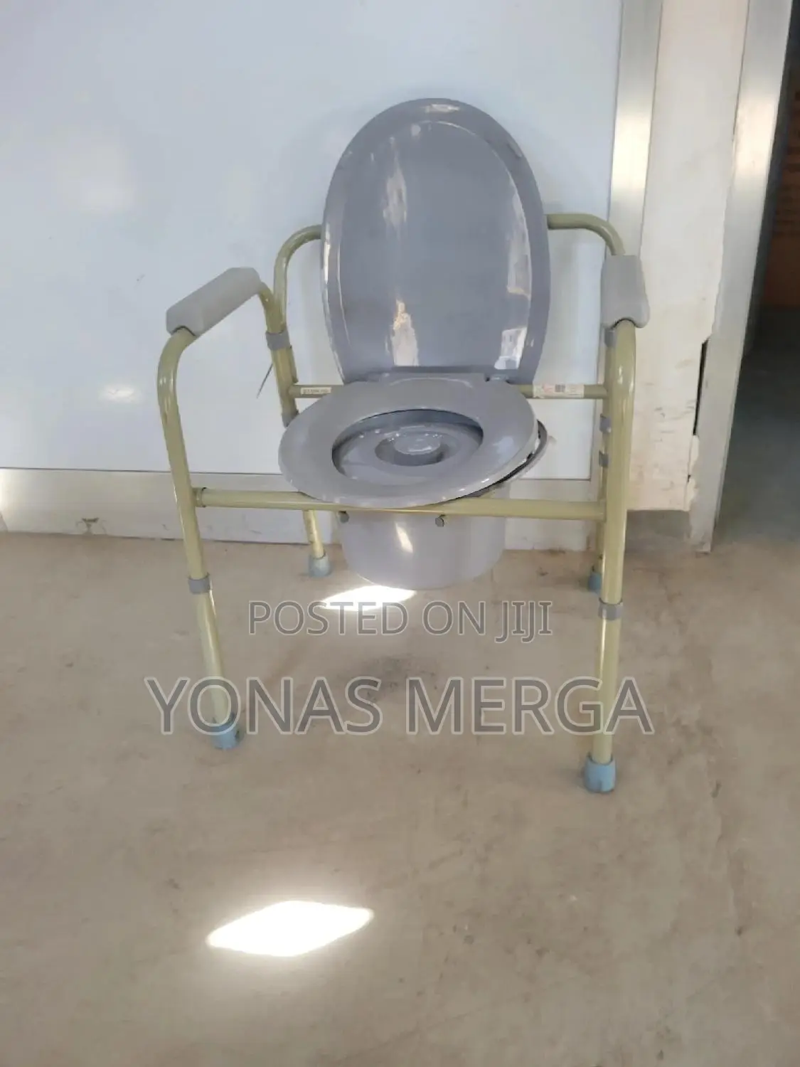 Removable Bed Pan, Portable Chair从占practical Solution for People