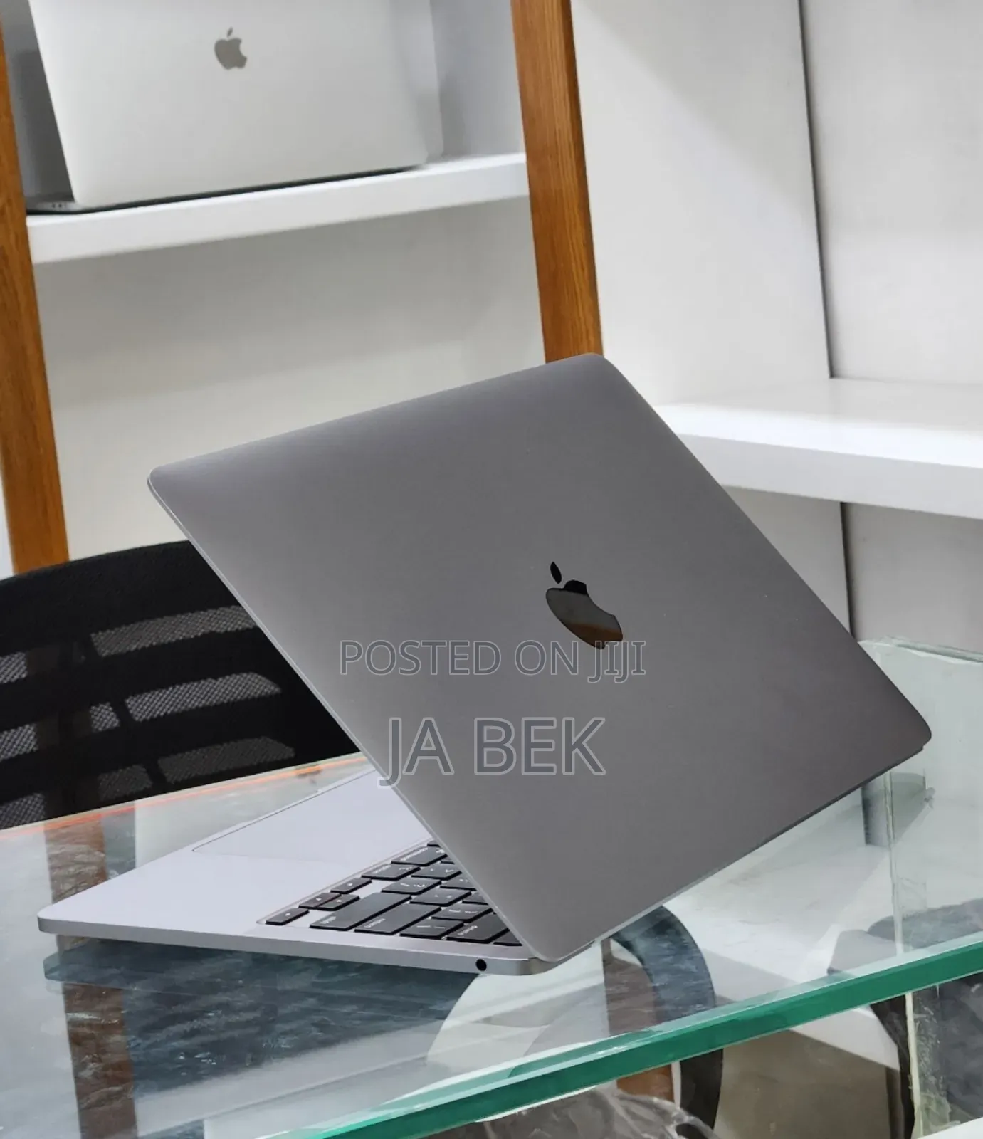 New Laptop Apple MacBook Pro 2022 M2 8GB Apple M2 SSD 256GB