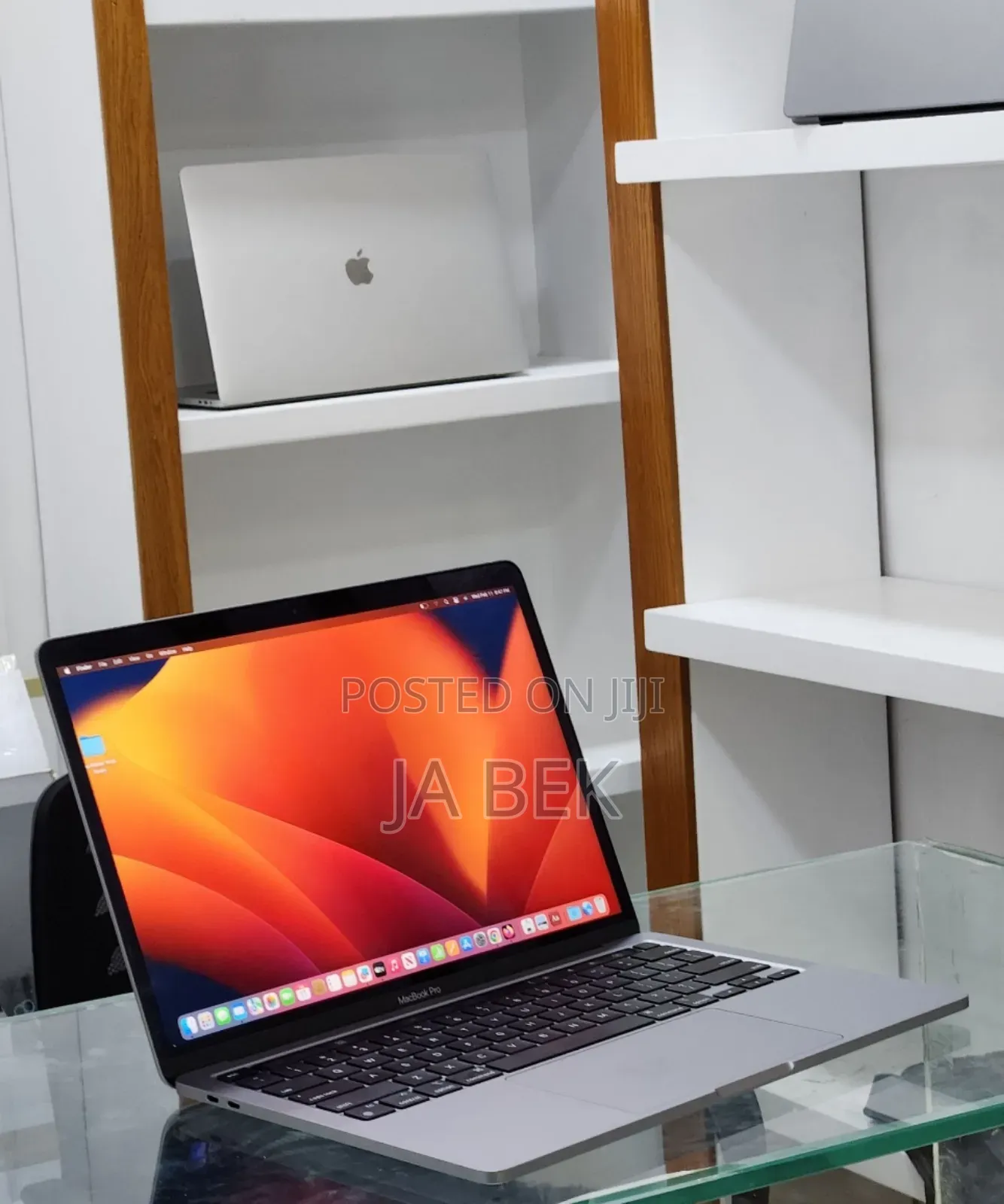 New Laptop Apple MacBook Pro 2022 M2 8GB Apple M2 SSD 256GB