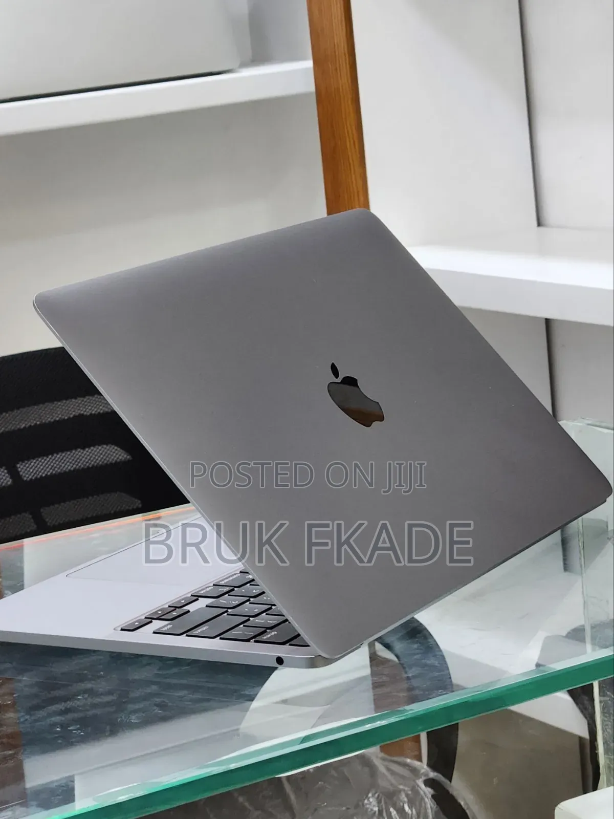 New Laptop Apple MacBook Pro 2022 M2 8GB Apple M2 SSD 256GB