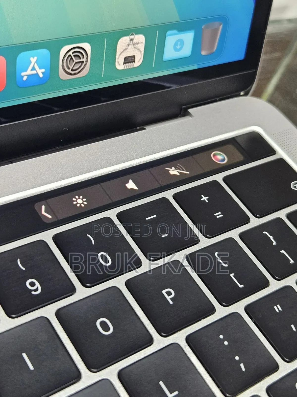 New Laptop Apple MacBook Pro 2019 8GB Intel Core I5 SSD 256GB