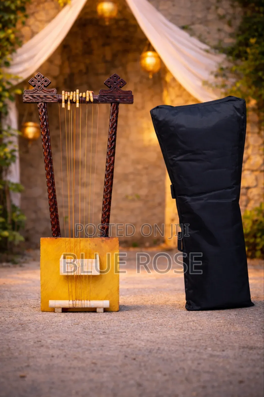 በመጠኑ ያገለገለ በገና ከነ ቦርሳው