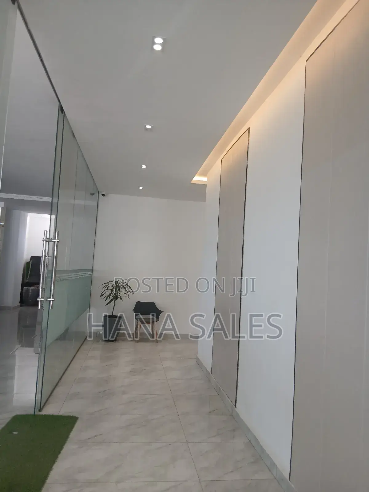 ቦሌ አዲስ በመጠናቀቅ ላይ ካለዉ መንገድ ፊት ለፊት የንግድ ሱቆችን ኦየሸጥን እንገኛለን