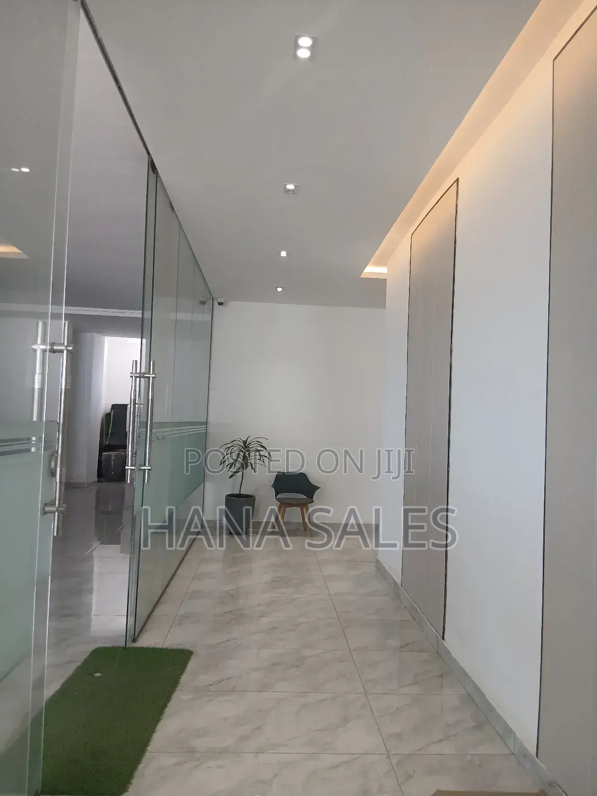 ቦሌ አዲስ በመጠናቀቅ ላይ ካለዉ መንገድ ፊት ለፊት የንግድ ሱቆችን ኦየሸጥን እንገኛለን