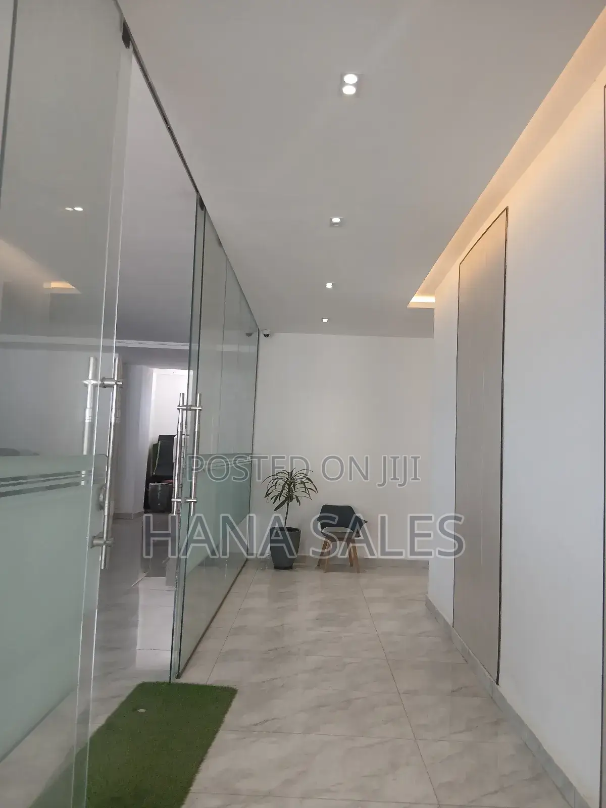 ቦሌ አዲስ በመጠናቀቅ ላይ ካለዉ መንገድ ፊት ለፊት የንግድ ሱቆችን ኦየሸጥን እንገኛለን