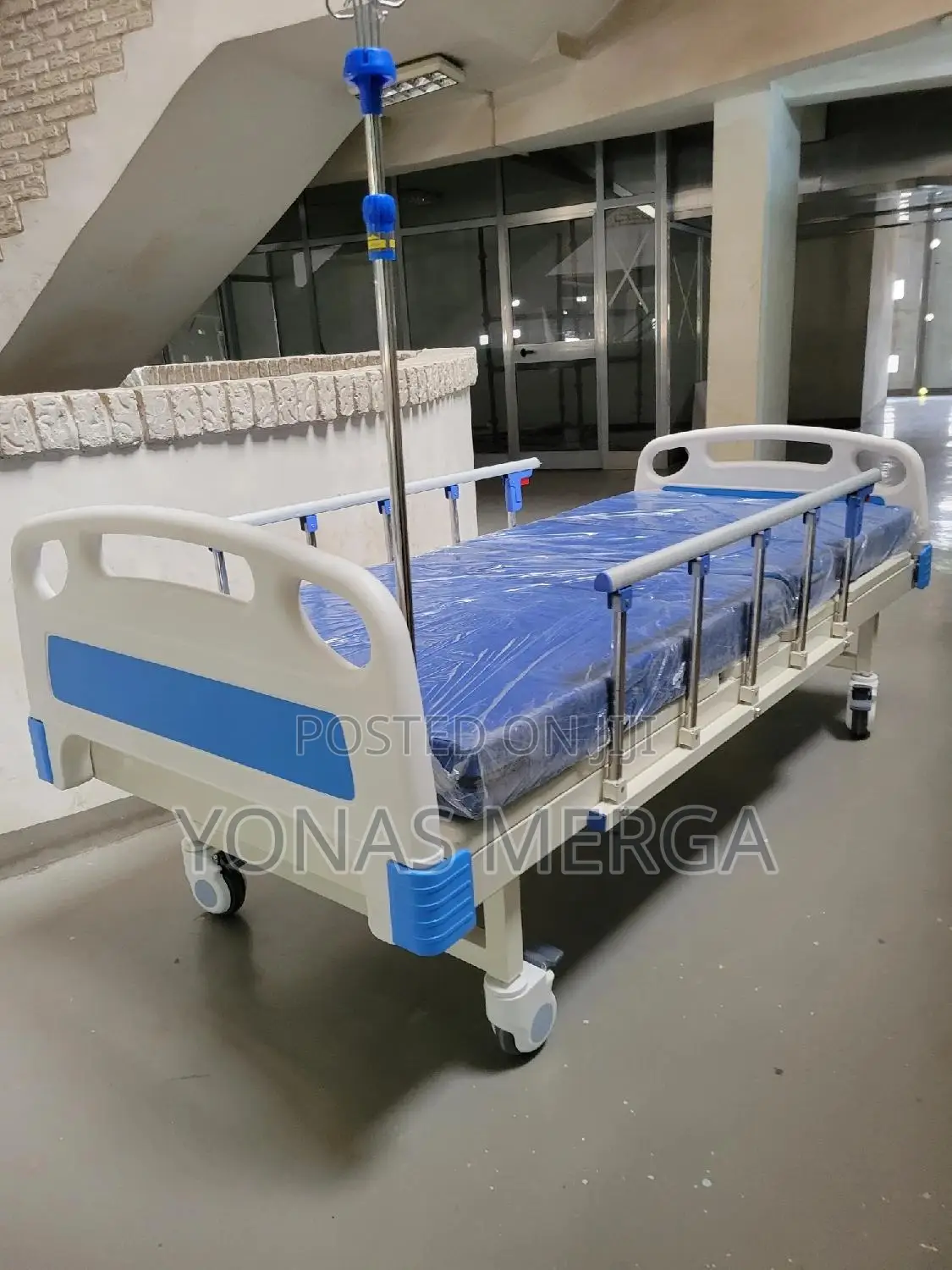 Hospital Bed盅由mattress 4-Inch Wheels | and Iv Pole