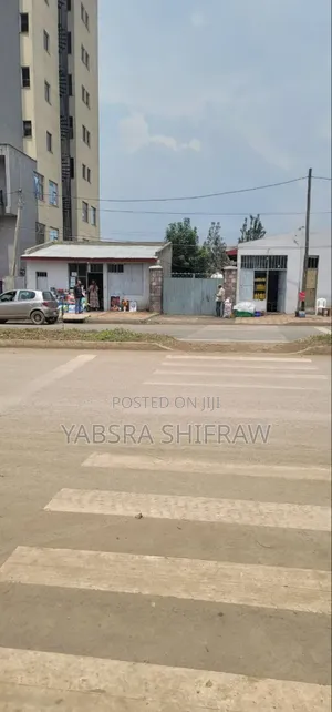 አስፓልት ዳር የሚሸጥ ቤት