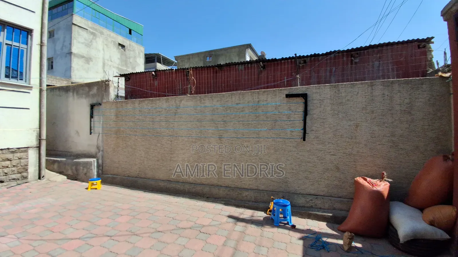 ዘመናዊ ልብስ ማስጫ ገጠማ