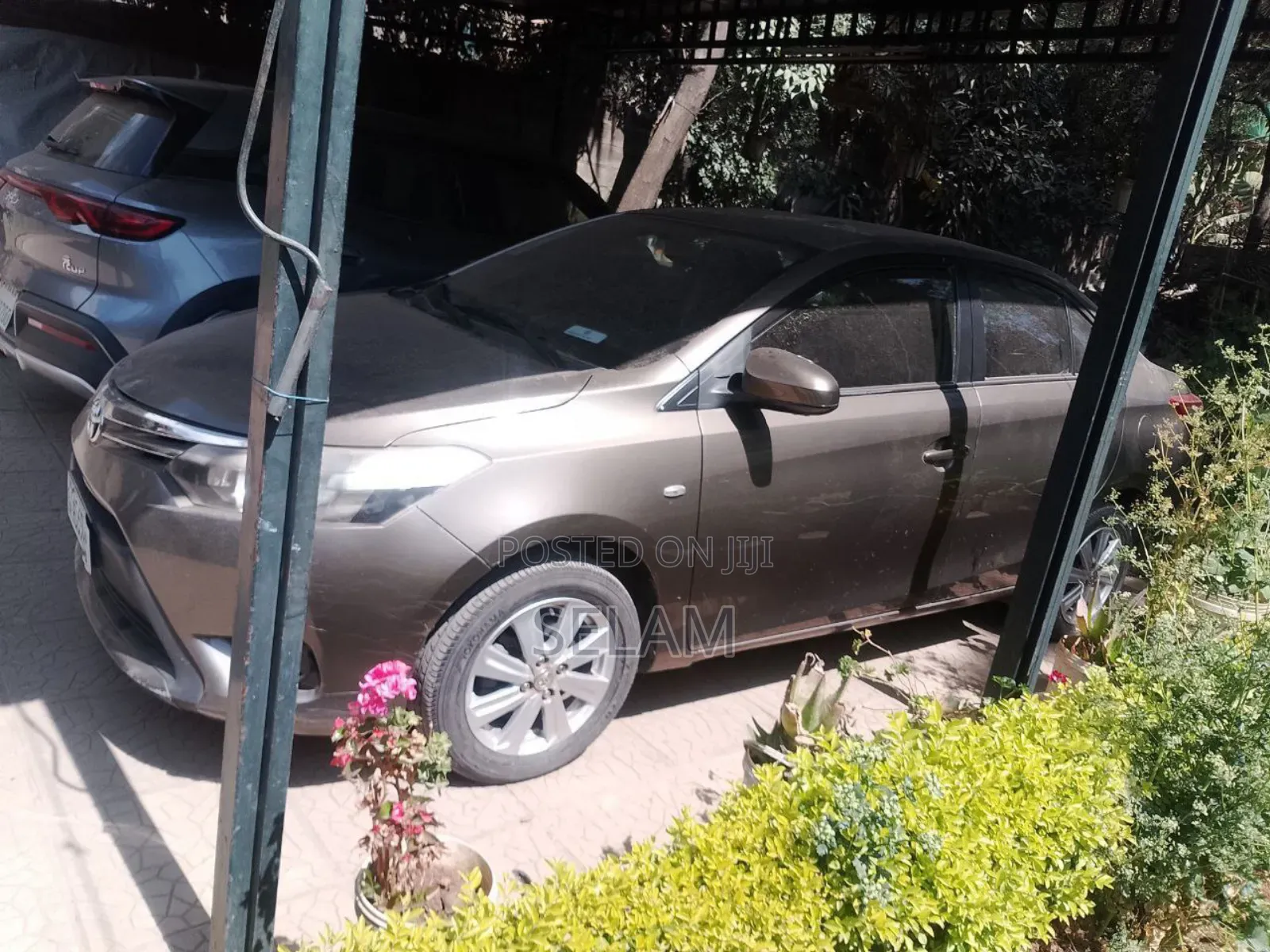 Toyota Yaris L Hatchback 3dr 2014 Gold