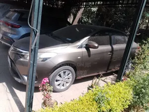 Toyota Yaris L Hatchback 3dr 2014 Gold