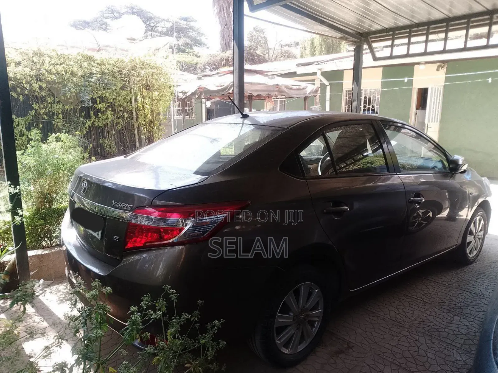 Toyota Yaris L Hatchback 3dr 2014 Gold