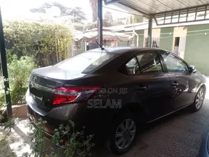 Toyota Yaris L Hatchback 3dr 2014 Gold