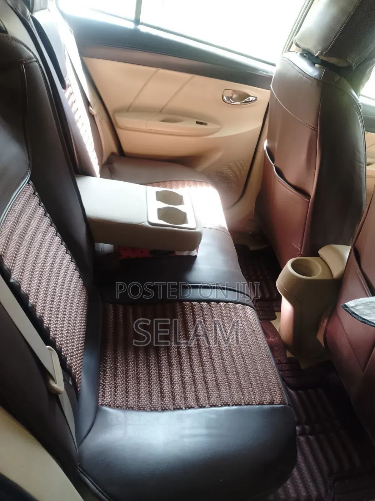 Toyota Yaris L Hatchback 3dr 2014 Gold