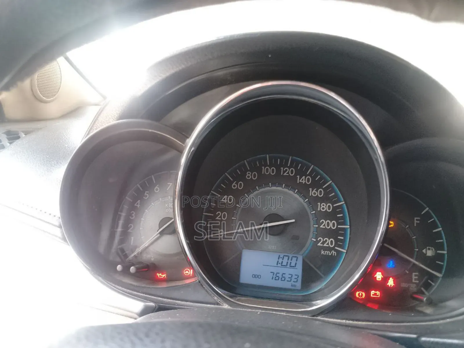 Toyota Yaris L Hatchback 3dr 2014 Gold