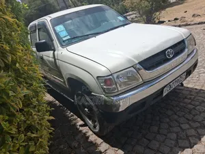 Toyota Hilux 2003 White