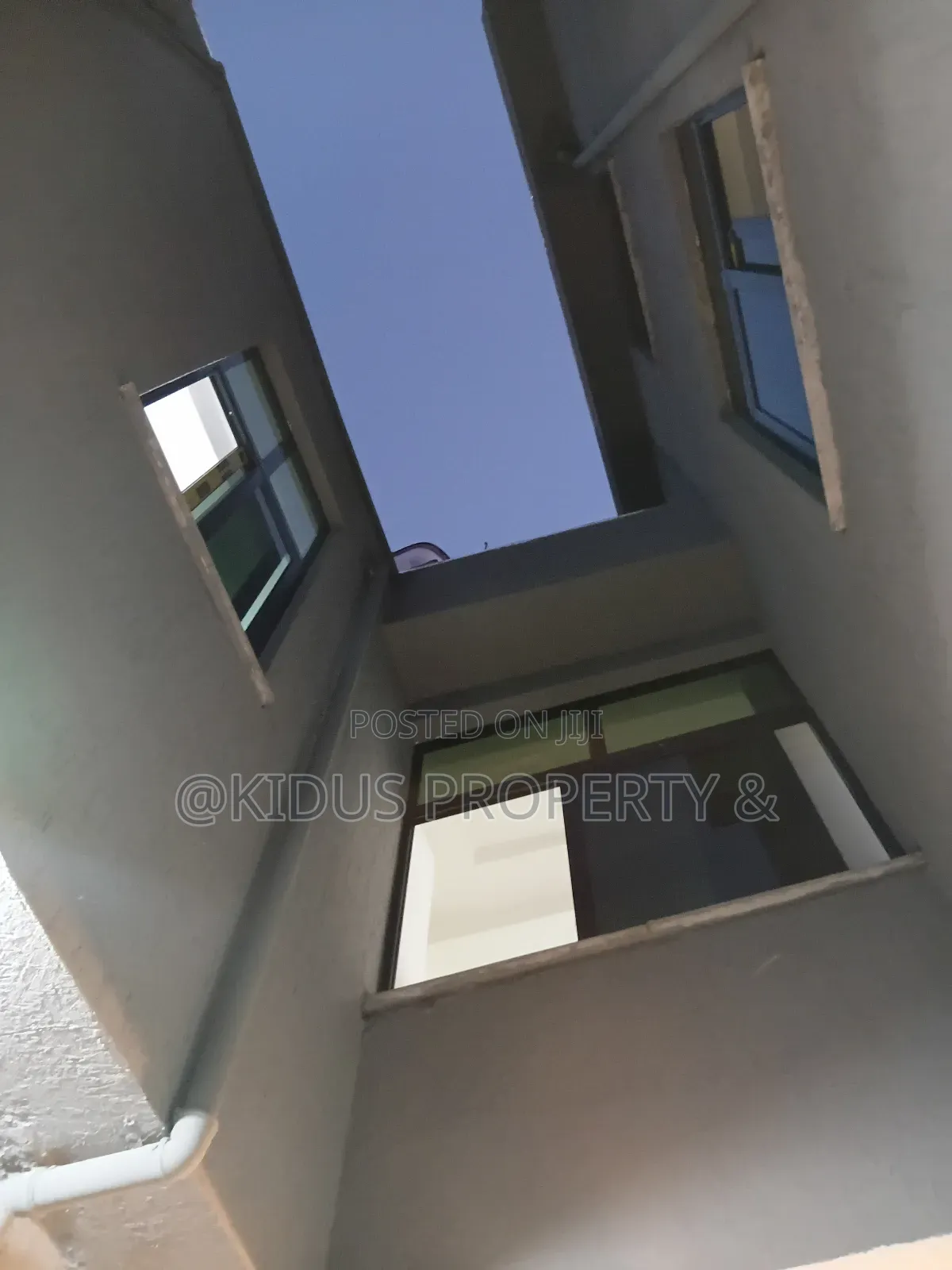 8bdrm Townhouse / Terrace in Nasswe Real States, Nifas Silk-Lafto