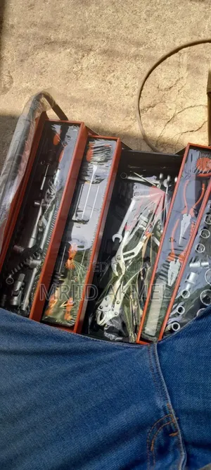 85pc Tool Set With Metal Box 1/4 1/2