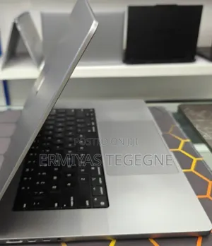 New Laptop Apple MacBook Pro M1 16GB Intel Core I7 SSD 512GB