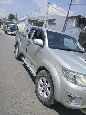 Toyota Hilux 2013 Gray