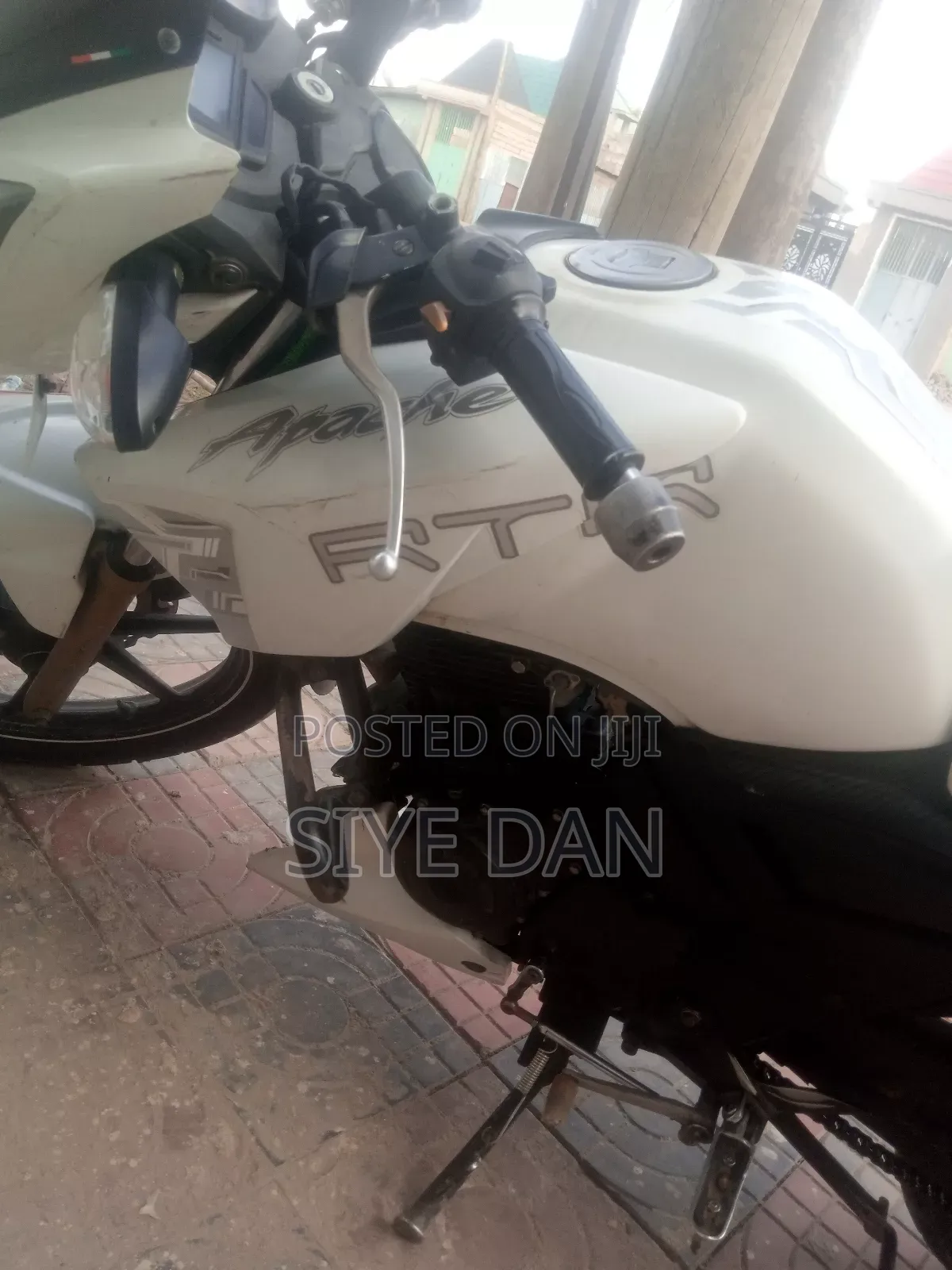TVS Apache 180 RTR 2017 White