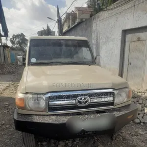 Toyota Land Cruiser 2011 White