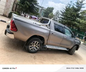 Toyota Hilux 2020 Gold