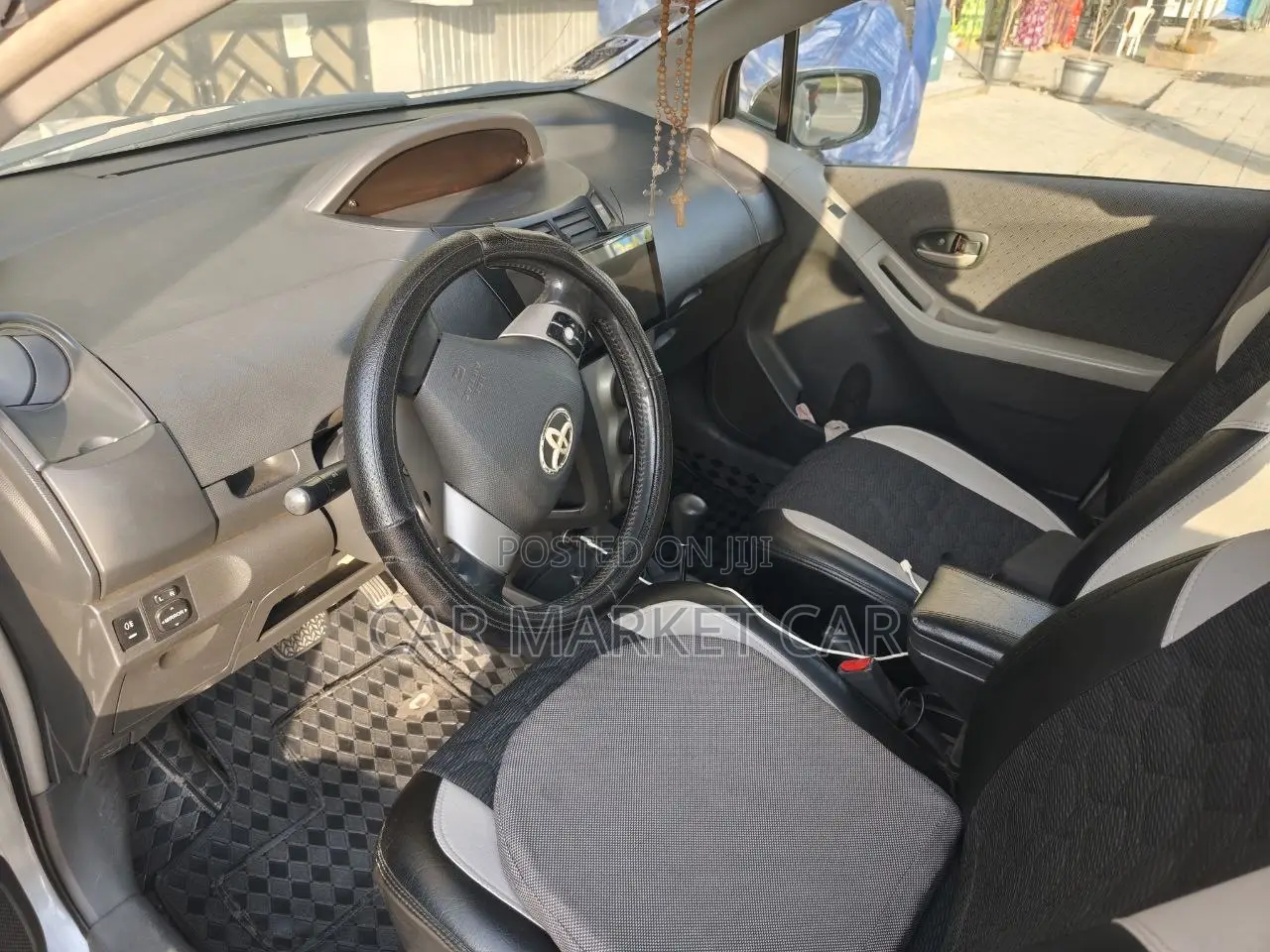 Toyota Yaris Base Hatchback 3dr 2010 Gray