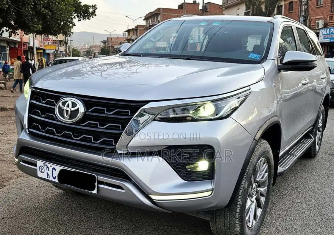 Toyota Fortuner 2.4 D AWD 2023 Silver