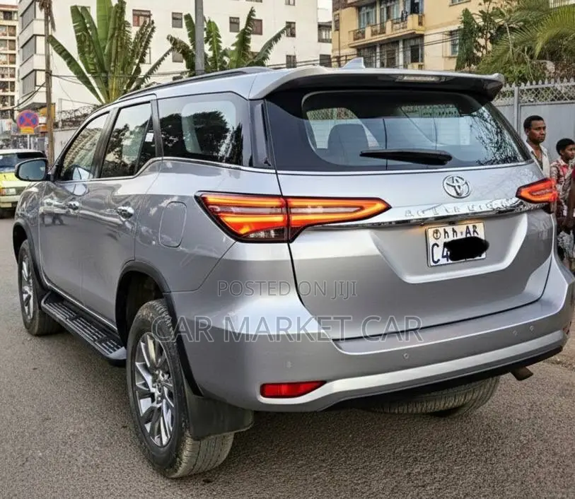 Toyota Fortuner 2.4 D AWD 2023 Silver